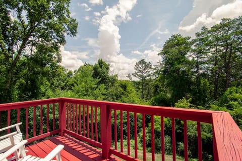 Cozy Firefly Getaway with forest view Casa in Sevierville