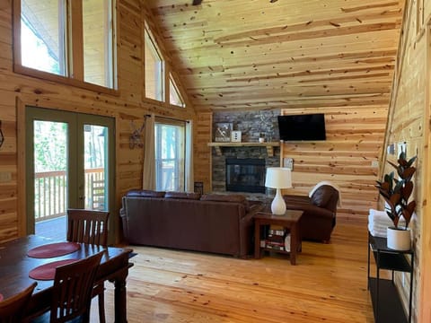 Take it Easy with hot tub and community pool Haus in Gatlinburg