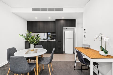 Kitchen or kitchenette, Dining area