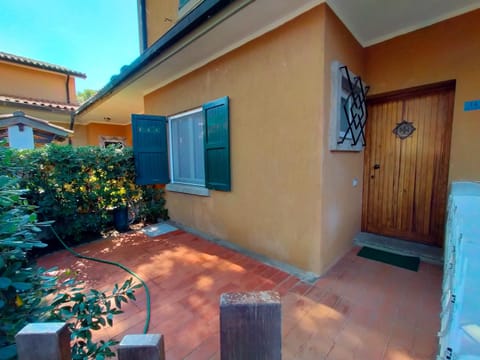 Amazing & Relaxing Villa by the sea with large garden Condo in Giannella