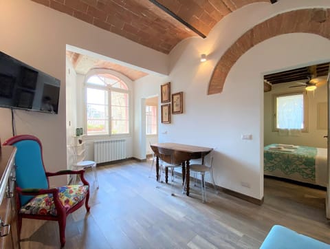 Bed, TV and multimedia, Living room, Seating area, Dining area, Bedroom