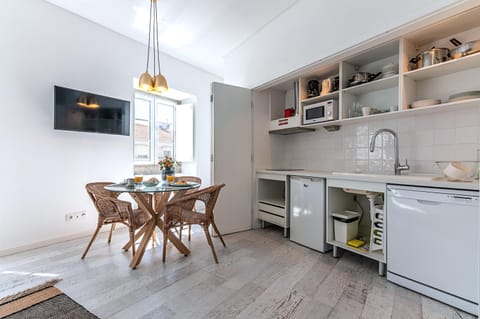 Kitchen or kitchenette, Dining area