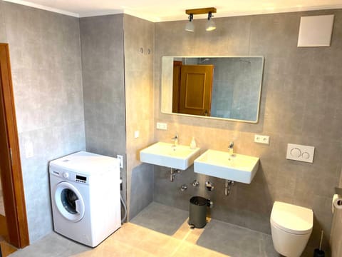 Großzügige Ferienwohnung am Tegernsee mit Südbalkon und Wallbergblick Apartment in Tegernsee