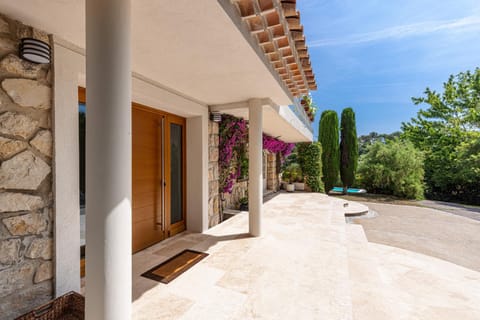 Private & comfortable stone villa with pool Villa in Roquefort-les-Pins