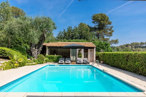 Private & comfortable stone villa with pool Villa in Roquefort-les-Pins