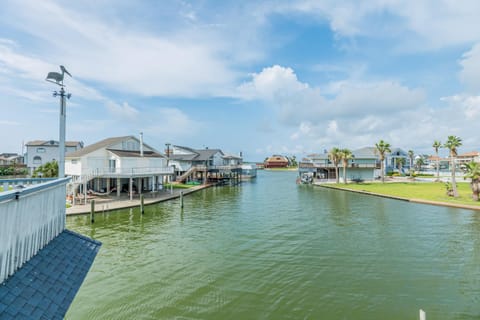 Tiki Hideaway House in Tiki Island