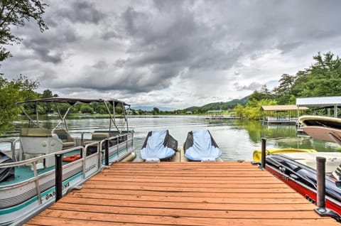 Striking Getaway with Hot Tub, Deck and Lake Access! Casa in Chatuge Lake