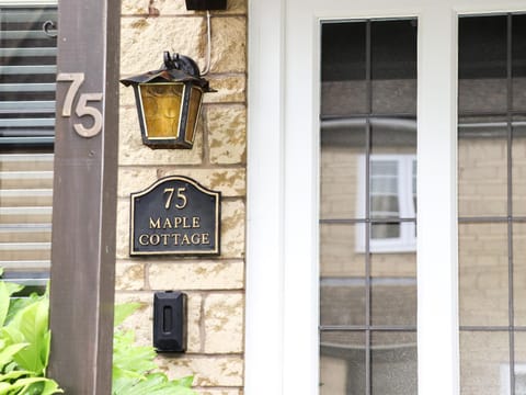 Maple Cottage House in Broadway