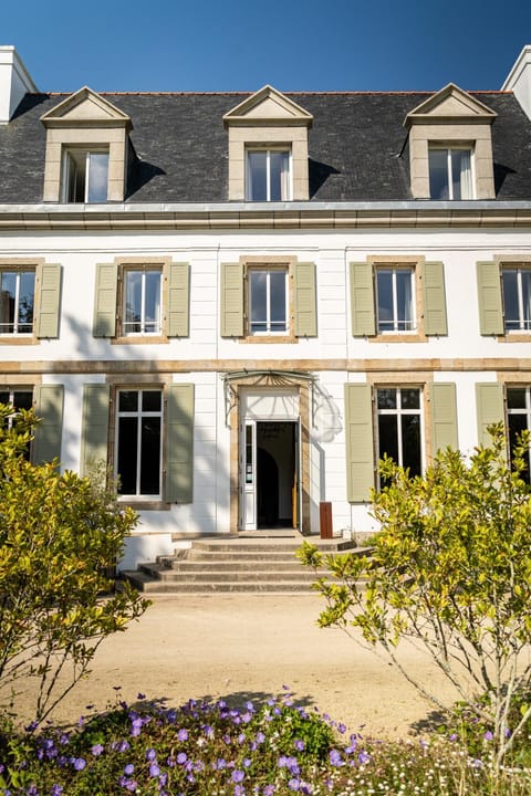 Property building, Facade/entrance, Day