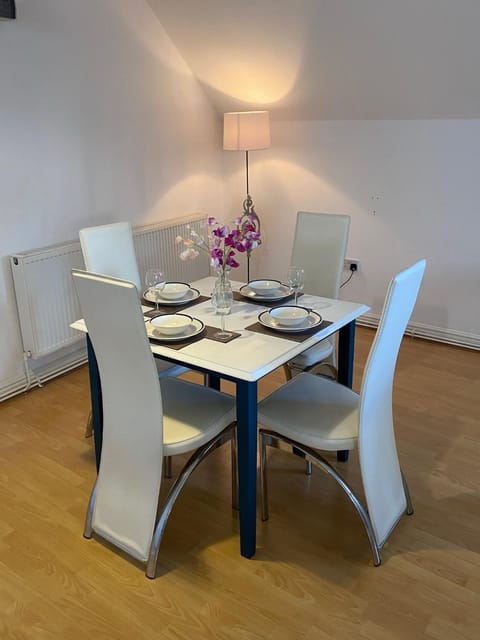 Modern Spacious Flat In Ipswich - Sleeps 6 - Parking Apartment in Ipswich