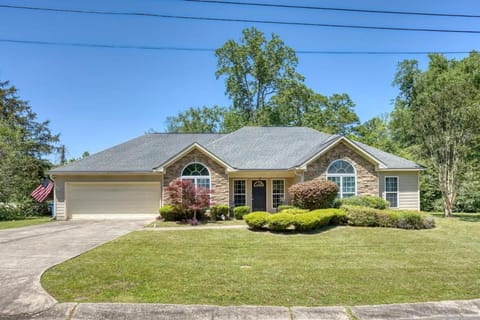 The Creekside Retreat Large Yard, Near Benning&CSU House in Columbus