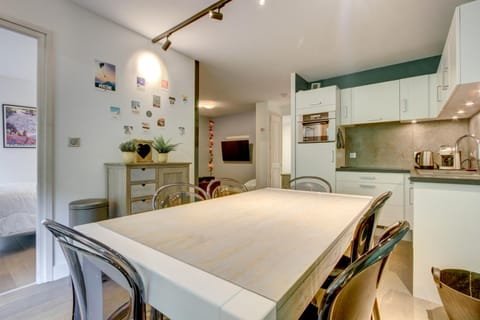 Kitchen or kitchenette, Dining area