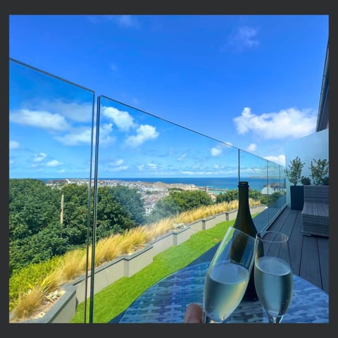 View (from property/room), Balcony/Terrace, City view, Sea view