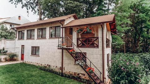 White Valley entire Guest House next to Forest Bed and Breakfast in Chișinău