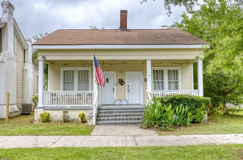 The Chattahoochee Cottage Walk to River & Shops House in Phenix City