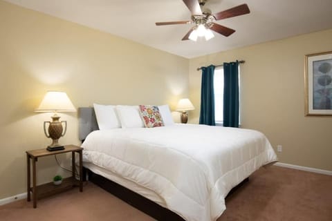 The Monterey Maison-20min N of Downtown, 6BR House in Birmingham