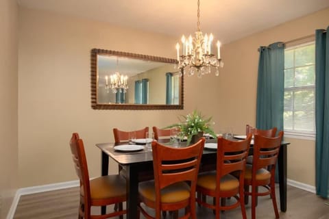 The Monterey Maison-20min N of Downtown, 6BR House in Birmingham