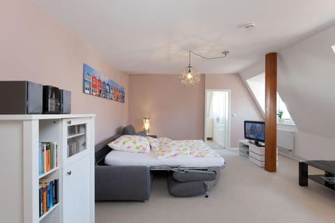 Bed, TV and multimedia, Living room