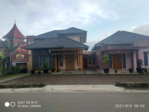 Facade/entrance, Neighbourhood