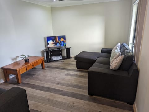 Communal lounge/ TV room, TV and multimedia, Living room, Seating area, Evening entertainment