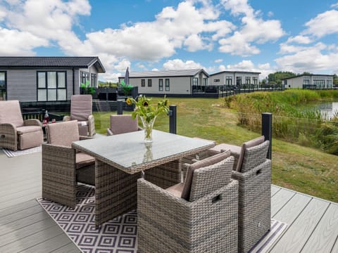 Number 8 Lakes View Maison in Brean