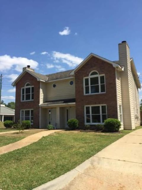 The Parkside Townhome Updated, Smoking Allowed Haus in Phenix City