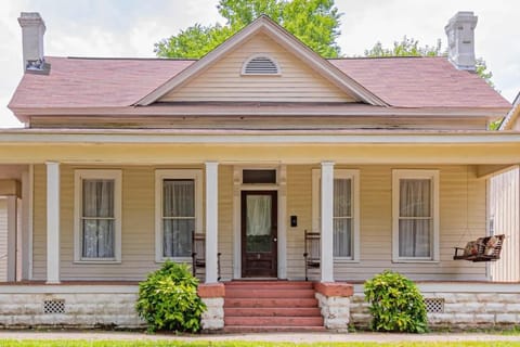 Wrap-Around Porch Uptown Stay-Pets Welcome! Haus in Phenix City