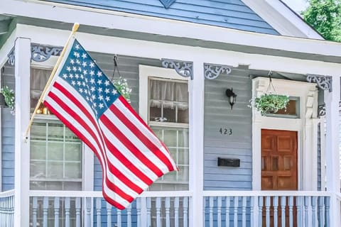 Americana Cottage Closest Historic BnB to Benning Haus in Phenix City