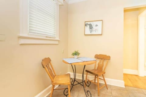 Near Downtown&Parks- The Cozy Guest Cottage Condo in Columbus