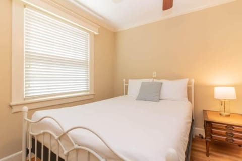 Near Downtown&Parks- The Cozy Guest Cottage Condo in Columbus