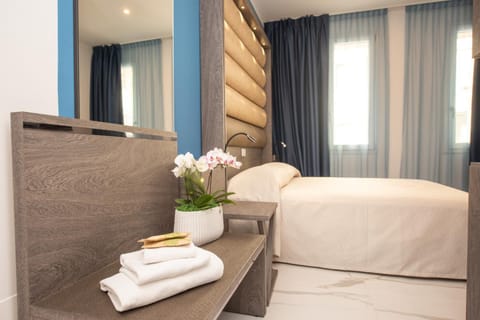 Bed, Living room, Photo of the whole room, Bedroom, towels