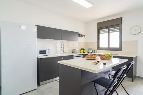 Kitchen or kitchenette, Communal kitchen