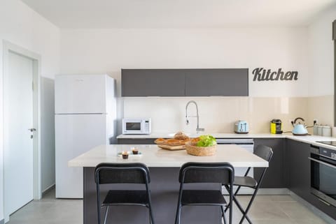 Kitchen or kitchenette, Dining area, Communal kitchen