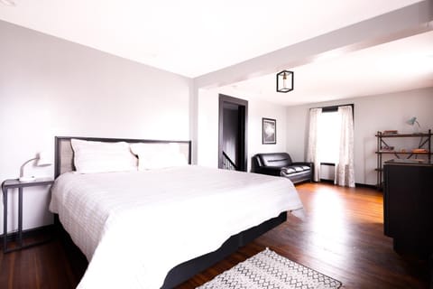 The Pub- 8BR Free Parking, Minutes From Falls & Casino Maison in Niagara Falls