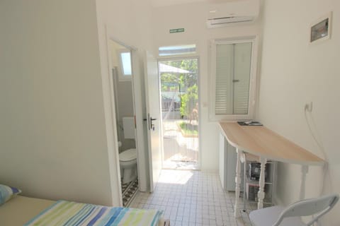 TAMARA, LITTLE ROOM WITH BED, BATHROOM, AIR CONDITIONG, WIFI, PARKING Bed and Breakfast in Novigrad