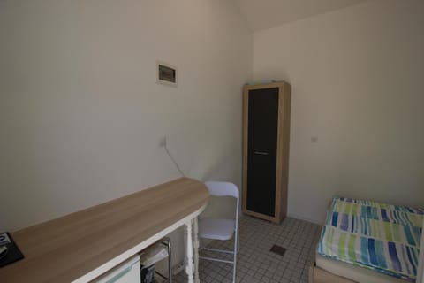 TAMARA, LITTLE ROOM WITH BED, BATHROOM, AIR CONDITIONG, WIFI, PARKING Bed and Breakfast in Novigrad