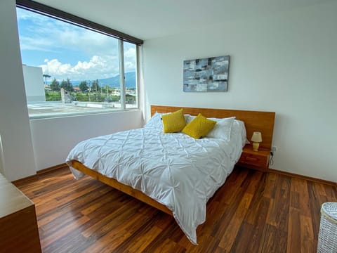 HERMOSO DEPARTAMENTO CON INCREIBLES VISTAS CUMBAYA Apartamento in Quito