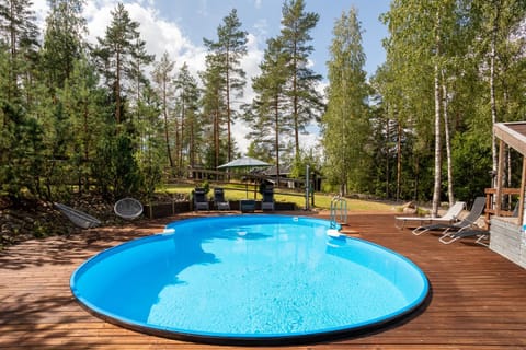 Sirpa's Artistic Nuuksio Retreat with Heated Pool Villa in Uusimaa