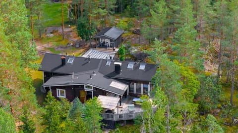 Sirpa's Artistic Nuuksio Retreat with Heated Pool Villa in Uusimaa