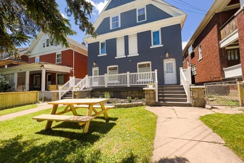 Property building, Patio, Garden view, Street view