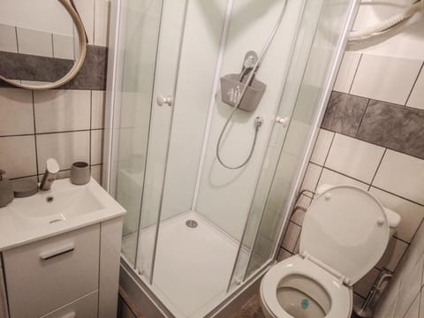 L'ATELIER H24, Studio Cosy,Port,Plage,Wifi,Netflix Apartment in La Seyne-sur-Mer