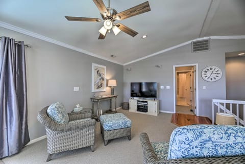 Emerald Isle Getaway with Ocean View Nearby Beach! Casa in Emerald Isle