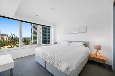 Scenic 2-Bed with Pool, Gym & Secure Parking Condominio in Surfers Paradise