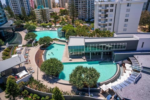 Scenic 2-Bed with Pool, Gym & Secure Parking Apartment in Surfers Paradise