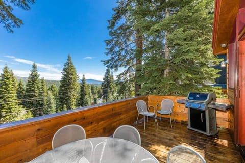 Tahoe Donner Luxury 4BR, Hot tub 3100 sqft Villa in Truckee