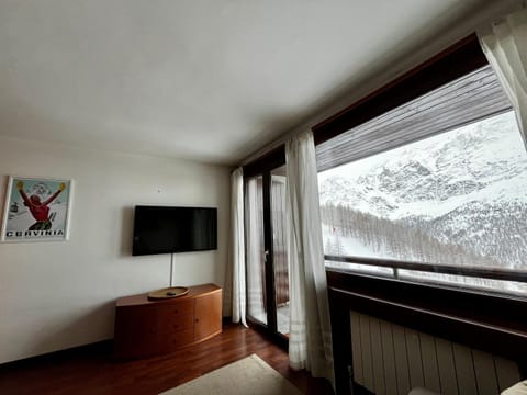 Skiing, Living room