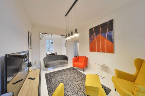 Coffee/tea facilities, dishwasher, furniture, minibar, pet friendly, towels, washing machine