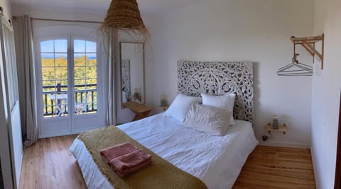 Bed, Photo of the whole room, Bedroom, Garden view, Sea view