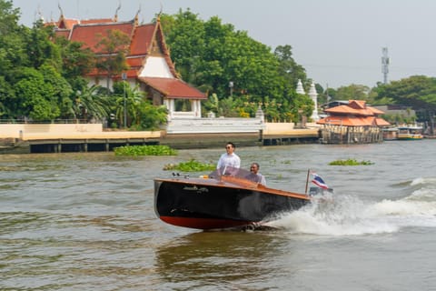 RoomQuest Baan Khun Phra The Iconic Homestay Resort in Bangkok