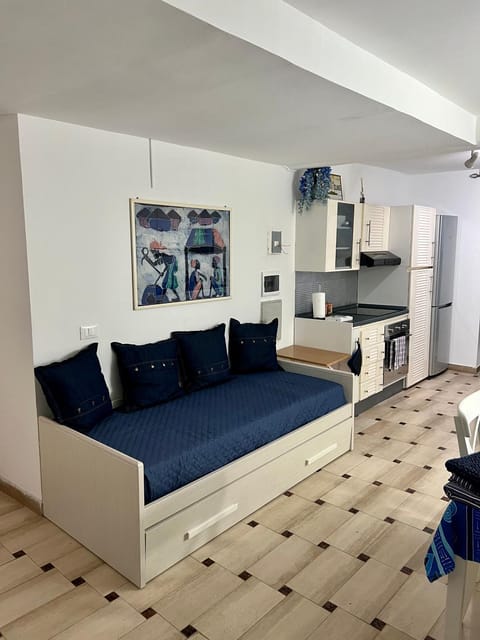 Kitchen or kitchenette, Living room, Seating area, minibar, pet friendly, stove